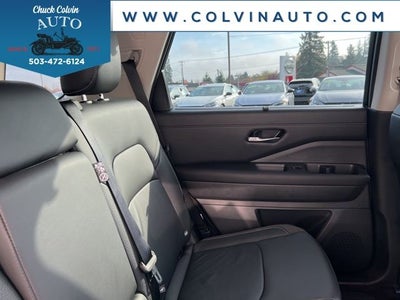 2025 Nissan Pathfinder SL